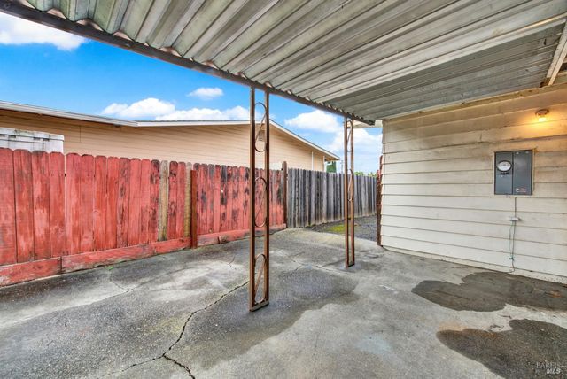 499 Apple Tree Ln, Fairfield, CA 94533