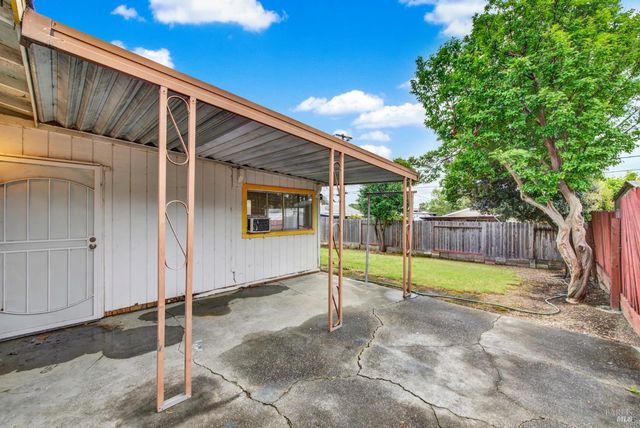 499 Apple Tree Ln, Fairfield, CA 94533