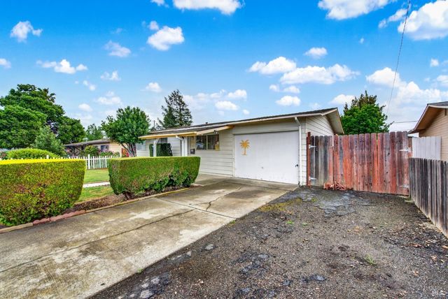 499 Apple Tree Ln, Fairfield, CA 94533