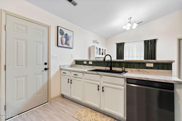 225 Lockwood Court, Hubert, NC 28539