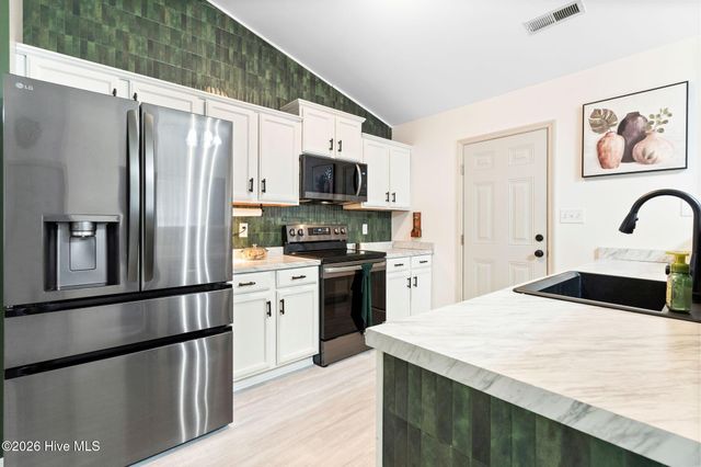 225 Lockwood Court, Hubert, NC 28539