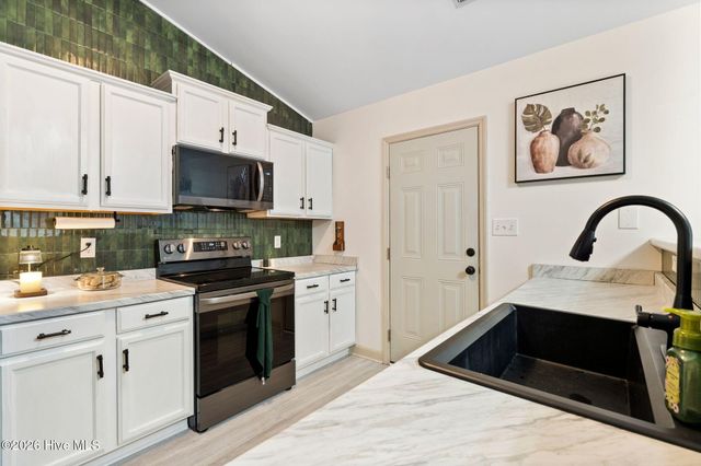 225 Lockwood Court, Hubert, NC 28539