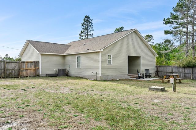 225 Lockwood Court, Hubert, NC 28539