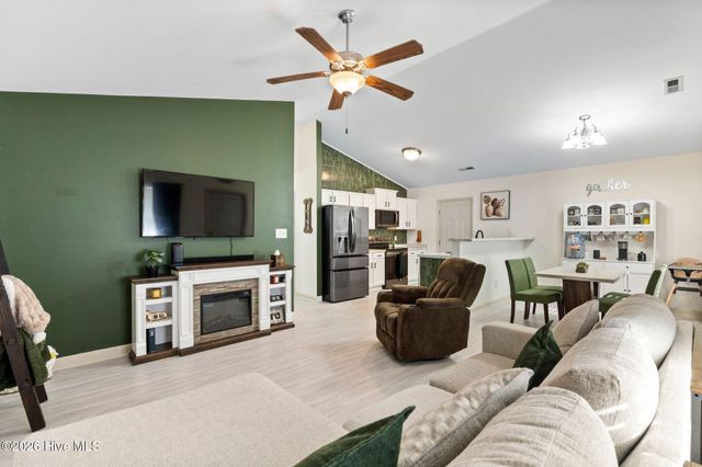 225 Lockwood Court, Hubert, NC 28539