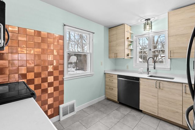 2714 9th Avenue E, North Saint Paul, MN 55109