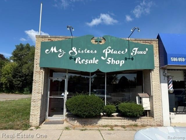 21043 Kelly Road, Eastpointe, MI 48021