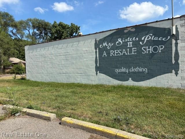 21043 Kelly Road, Eastpointe, MI 48021