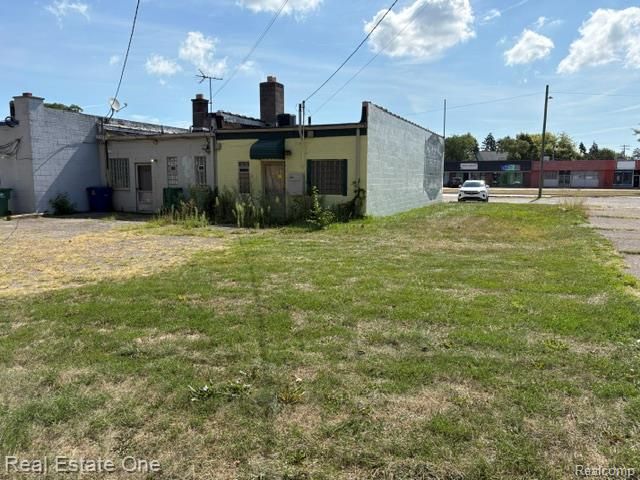 21043 Kelly Road, Eastpointe, MI 48021