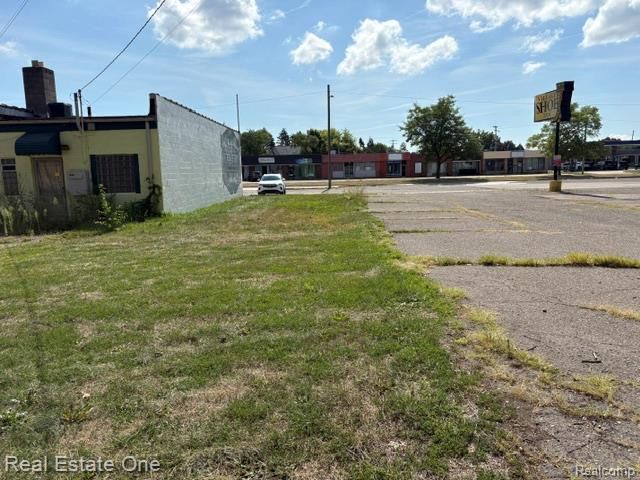 21043 Kelly Road, Eastpointe, MI 48021