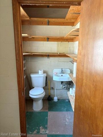 21043 Kelly Road, Eastpointe, MI 48021