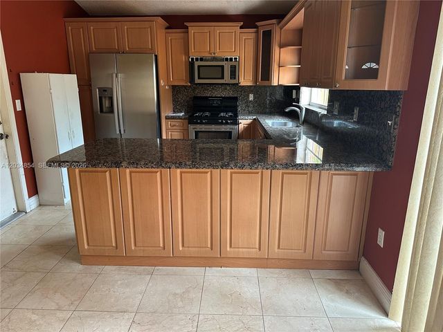 5768 NW 98, Doral, FL 33178