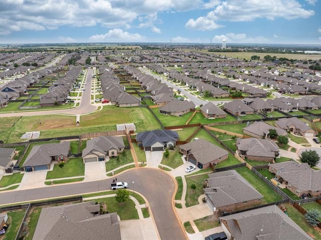 8917 E Brian Lane, Yukon, OK 73099