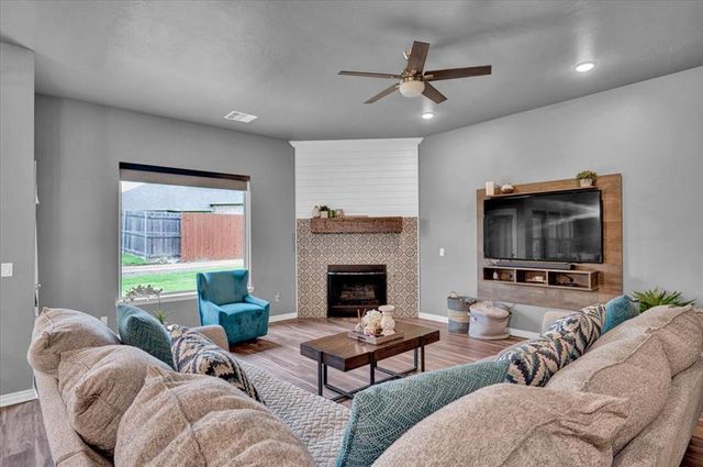 8917 E Brian Lane, Yukon, OK 73099
