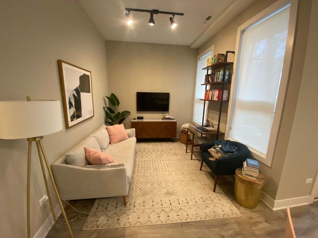 933 W Belle Plaine Avenue 204, Chicago, IL 60613