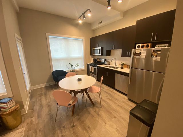 933 W Belle Plaine Avenue 204, Chicago, IL 60613
