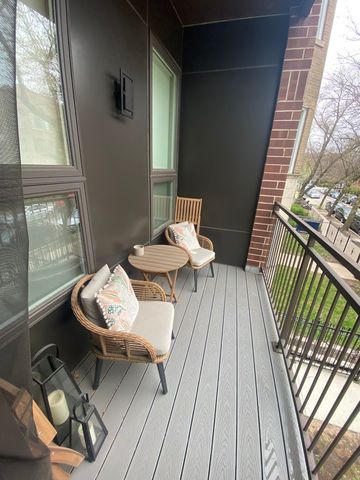 933 W Belle Plaine Avenue 204, Chicago, IL 60613