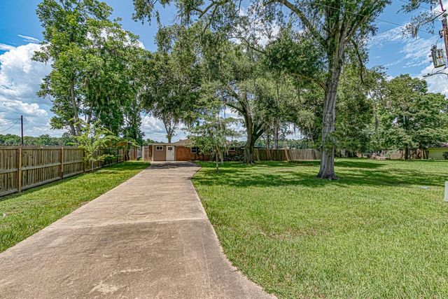 792 E Taylor Lake Circle, Livingston, TX 77351
