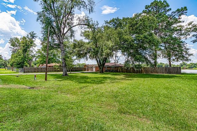 792 E Taylor Lake Circle, Livingston, TX 77351