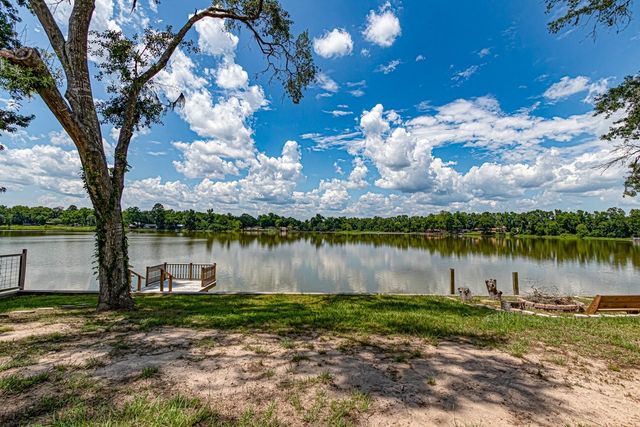 792 E Taylor Lake Circle, Livingston, TX 77351