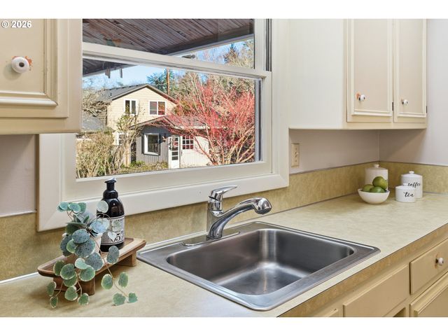 8845 Sw RAMBLER Ln, Portland, OR 97223