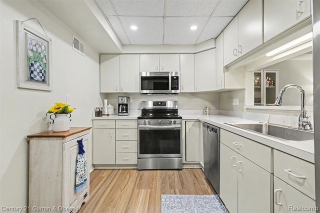 18327 University Park Drive, Livonia, MI 48152