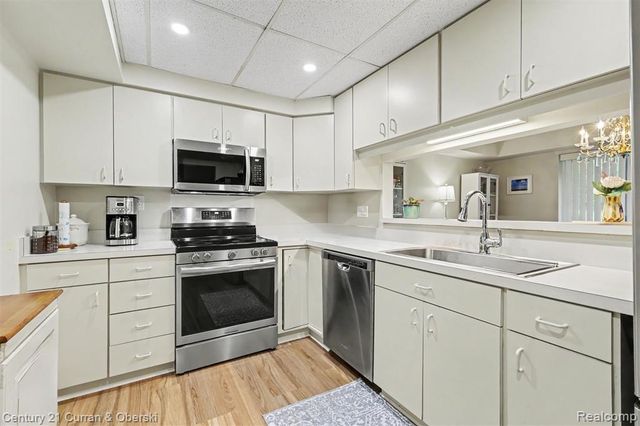 18327 University Park Drive, Livonia, MI 48152