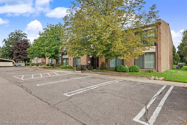 18327 University Park Drive, Livonia, MI 48152