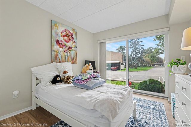 18327 University Park Drive, Livonia, MI 48152