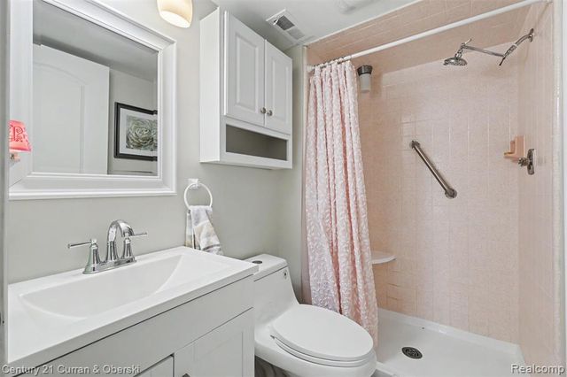 18327 University Park Drive, Livonia, MI 48152