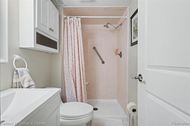 18327 University Park Drive, Livonia, MI 48152