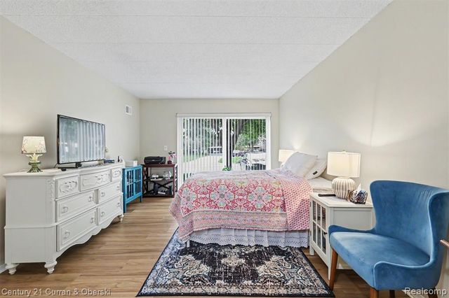 18327 University Park Drive, Livonia, MI 48152
