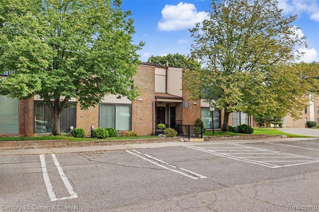 18327 University Park Drive, Livonia, MI 48152
