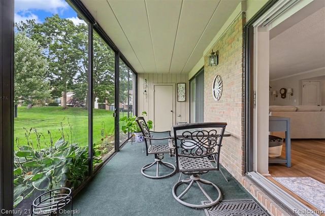 18327 University Park Drive, Livonia, MI 48152