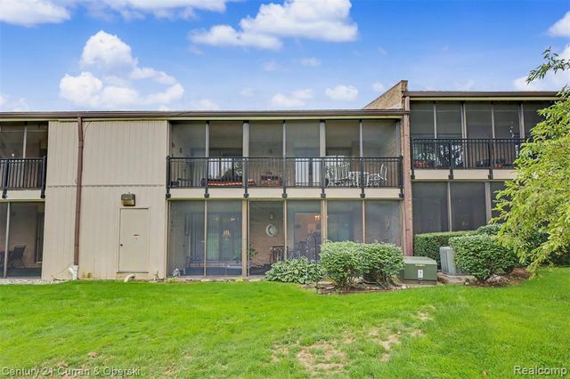 18327 University Park Drive, Livonia, MI 48152