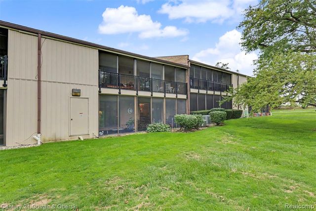 18327 University Park Drive, Livonia, MI 48152