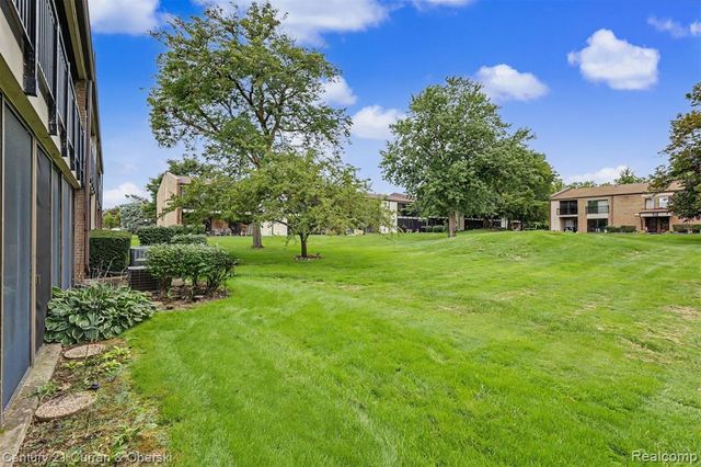 18327 University Park Drive, Livonia, MI 48152