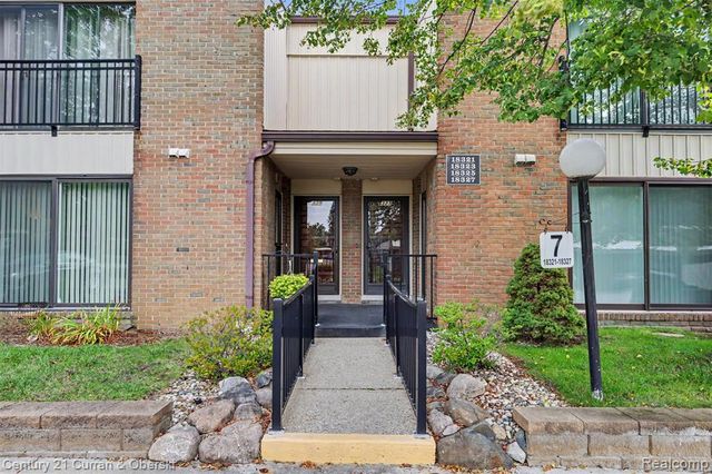 18327 University Park Drive, Livonia, MI 48152