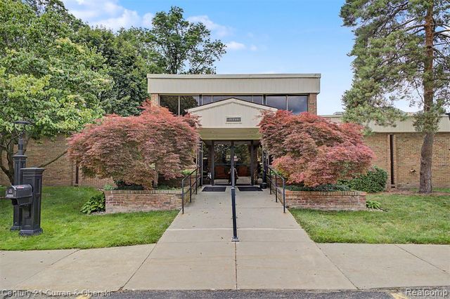 18327 University Park Drive, Livonia, MI 48152