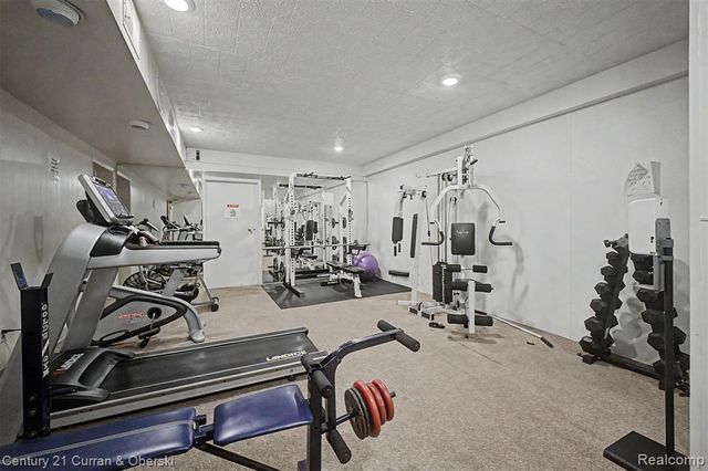 18327 University Park Drive, Livonia, MI 48152