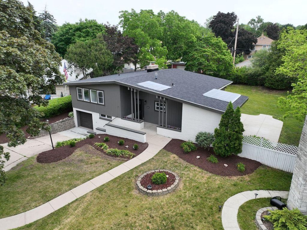 10063 W Grantosa DRIVE, Milwaukee, WI 53222