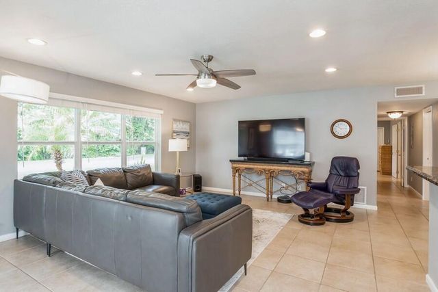 1230 S Drive Way A, Delray Beach, FL 33445