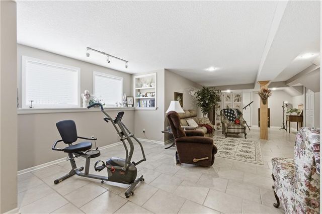 6906 N BELLEFONTAINE Avenue, Gladstone, MO 64119