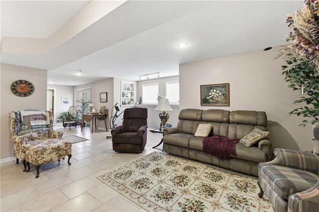 6906 N BELLEFONTAINE Avenue, Gladstone, MO 64119