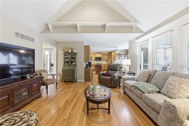 6906 N BELLEFONTAINE Avenue, Gladstone, MO 64119