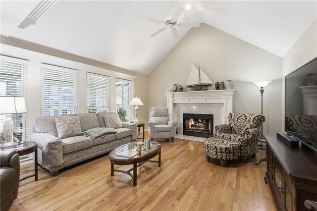 6906 N BELLEFONTAINE Avenue, Gladstone, MO 64119