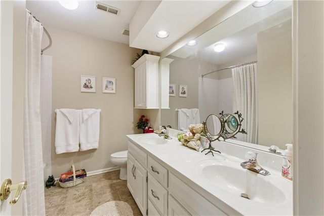 6906 N BELLEFONTAINE Avenue, Gladstone, MO 64119