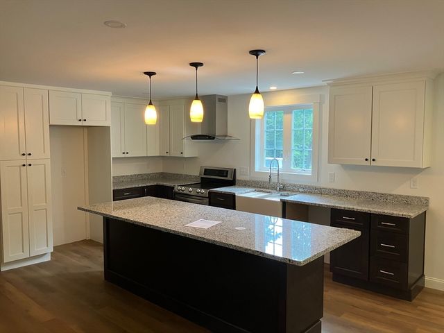 35 West St, Petersham, MA 01366