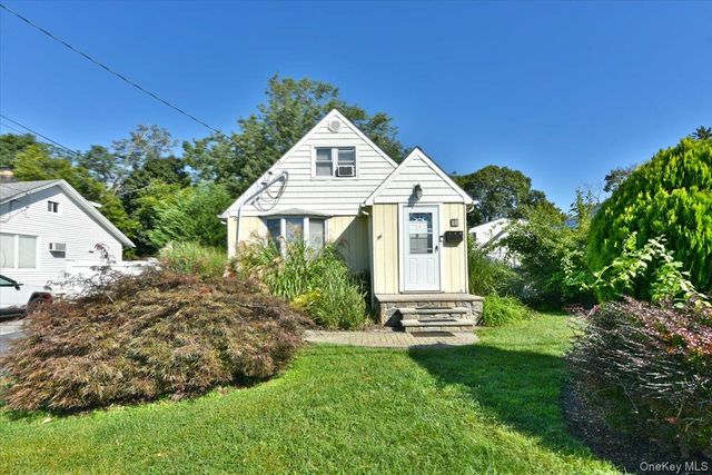 35 Montauk Drive, Bay Shore, NY 11706