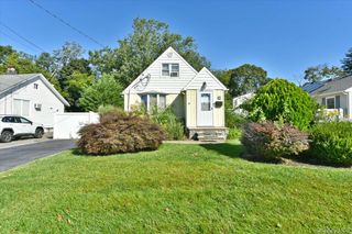 35 Montauk Drive, Bay Shore, NY 11706