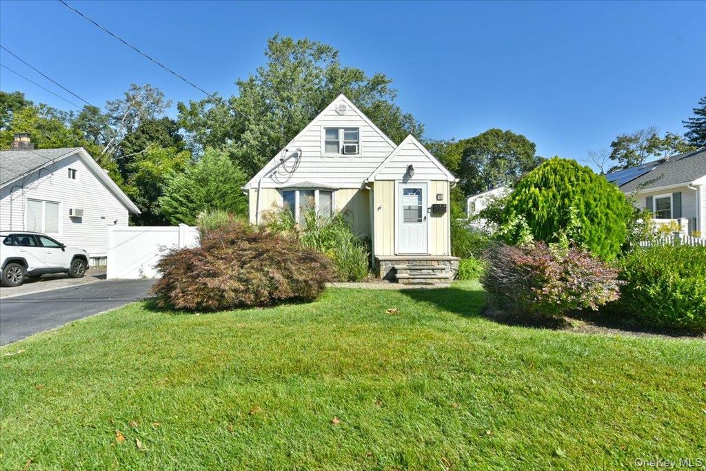 35 Montauk Drive, Bay Shore, NY 11706 — exterior